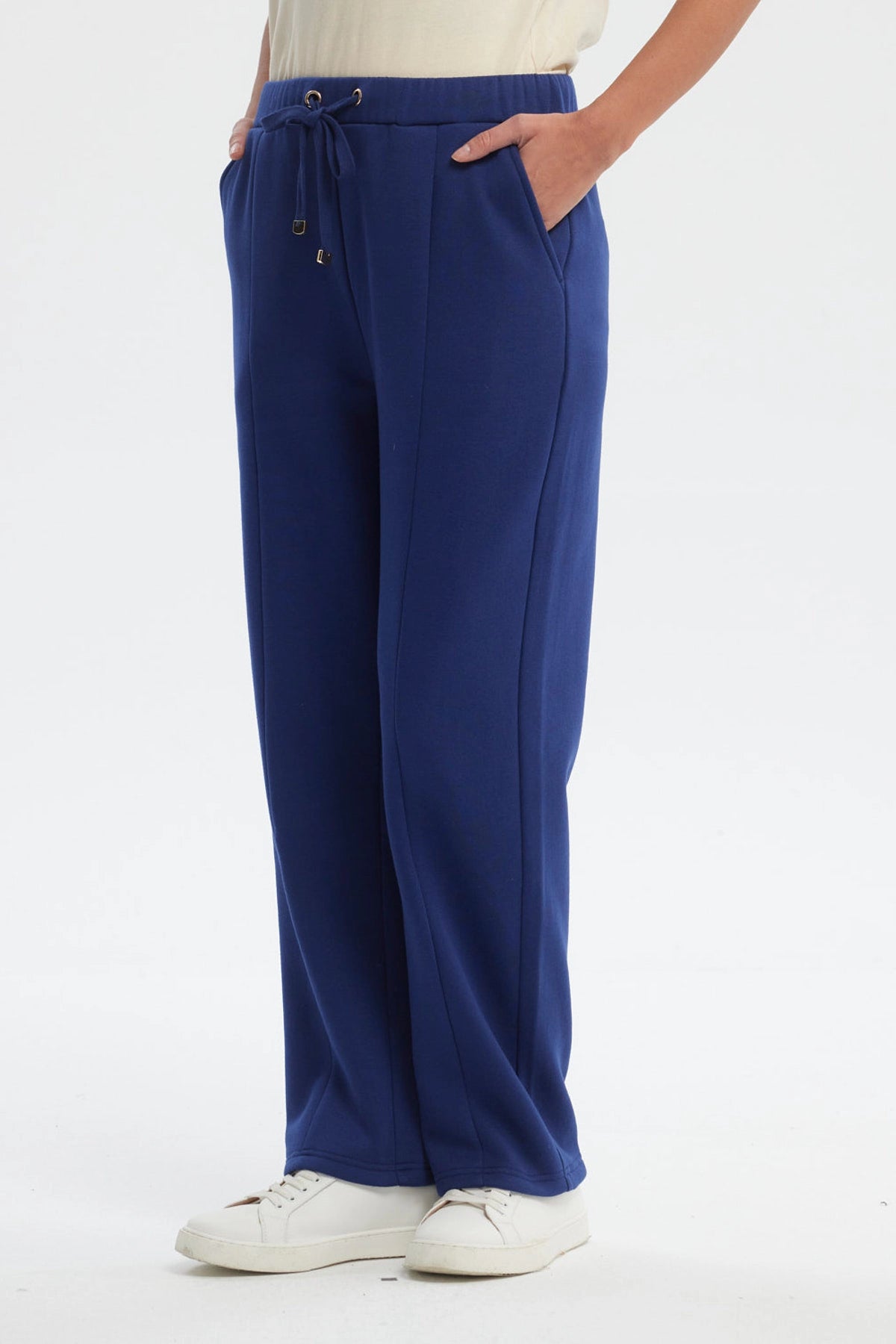 Pantalón buzo azul oscuro mujer calce recto con cordones ajustables y bolsillos laterales prenda lisa sin estampas