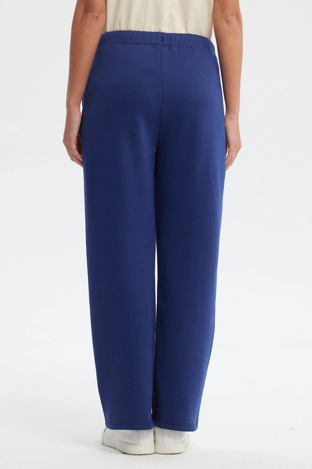 Pantalón buzo azul oscuro mujer calce recto con cordones ajustables y bolsillos laterales prenda lisa sin estampas