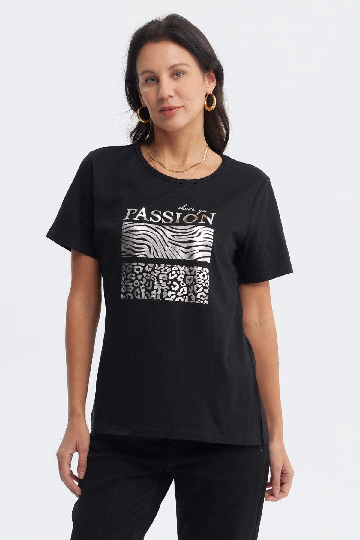 Polera negra mujer con estampado metálico de cebra y leopardo en el pecho texto Passion estilo moderno