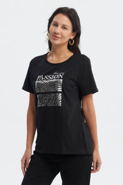 Polera negra mujer con estampado metálico de cebra y leopardo en el pecho texto Passion estilo moderno