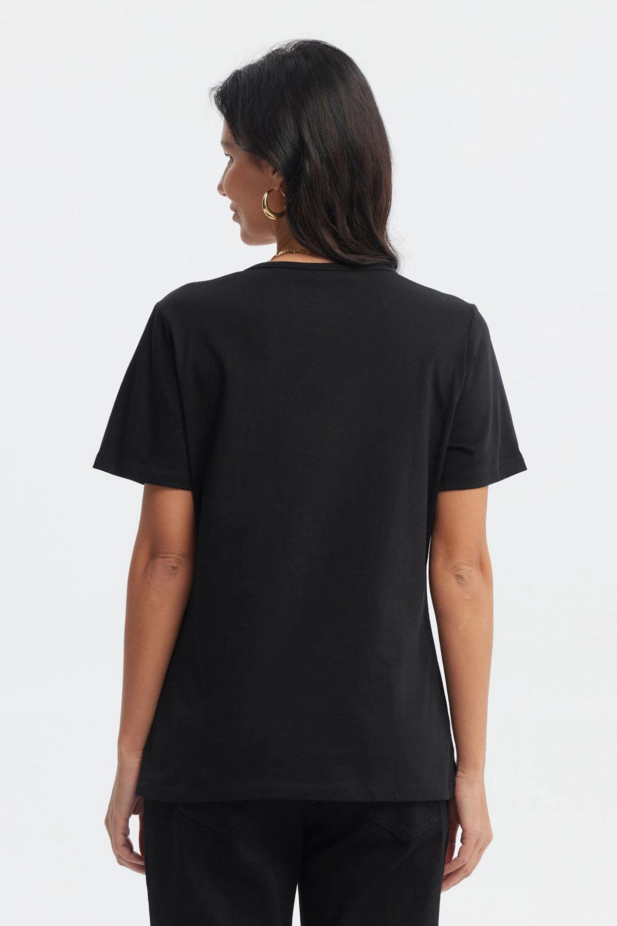 Polera negra mujer con estampado metálico de cebra y leopardo en el pecho texto Passion estilo moderno