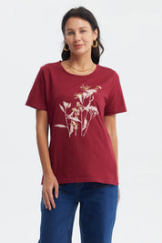Polera mujer roja con diseño de flores en el pecho estilo minimalista en blanco y dorado