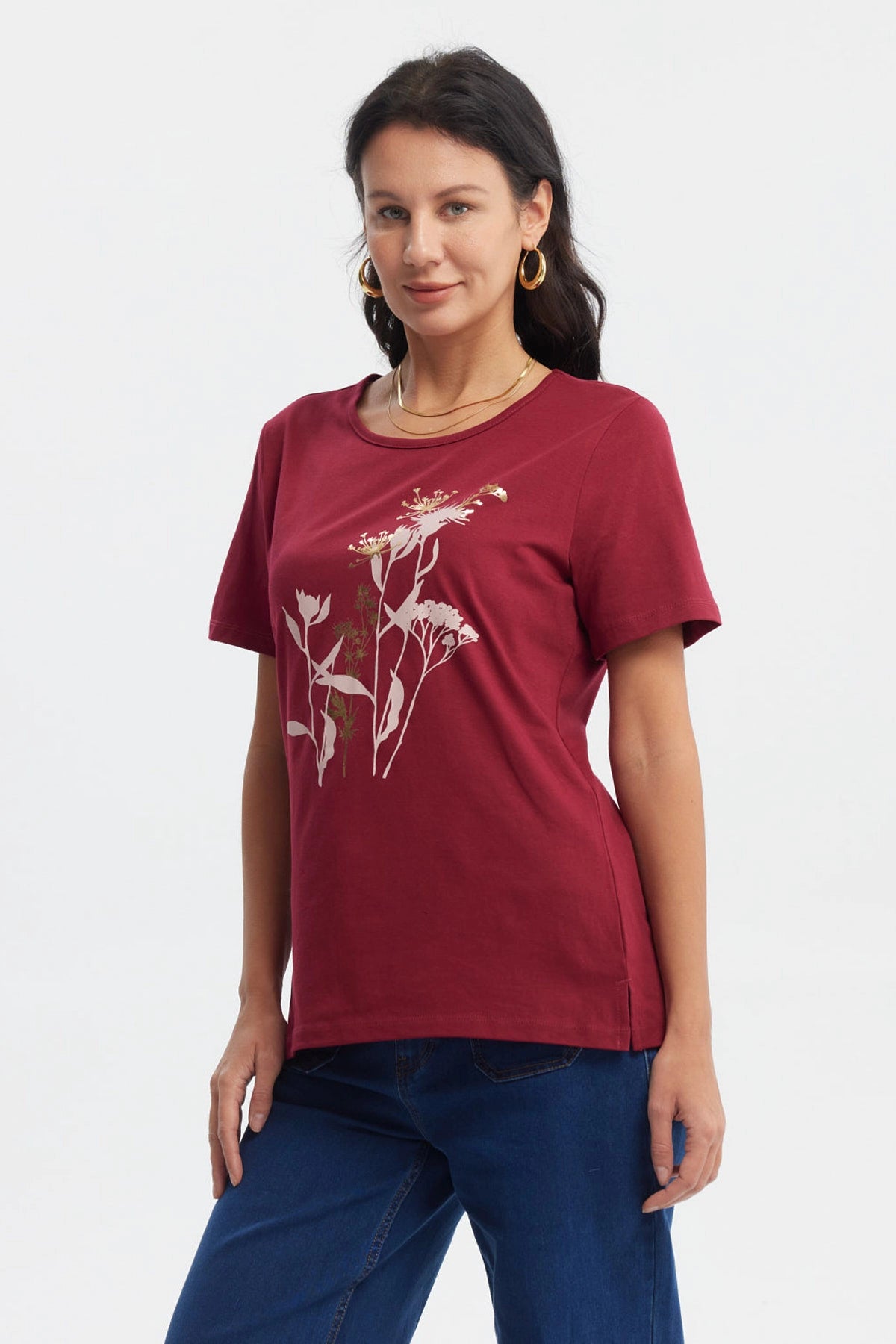 Polera mujer roja con diseño de flores en el pecho estilo minimalista en blanco y dorado