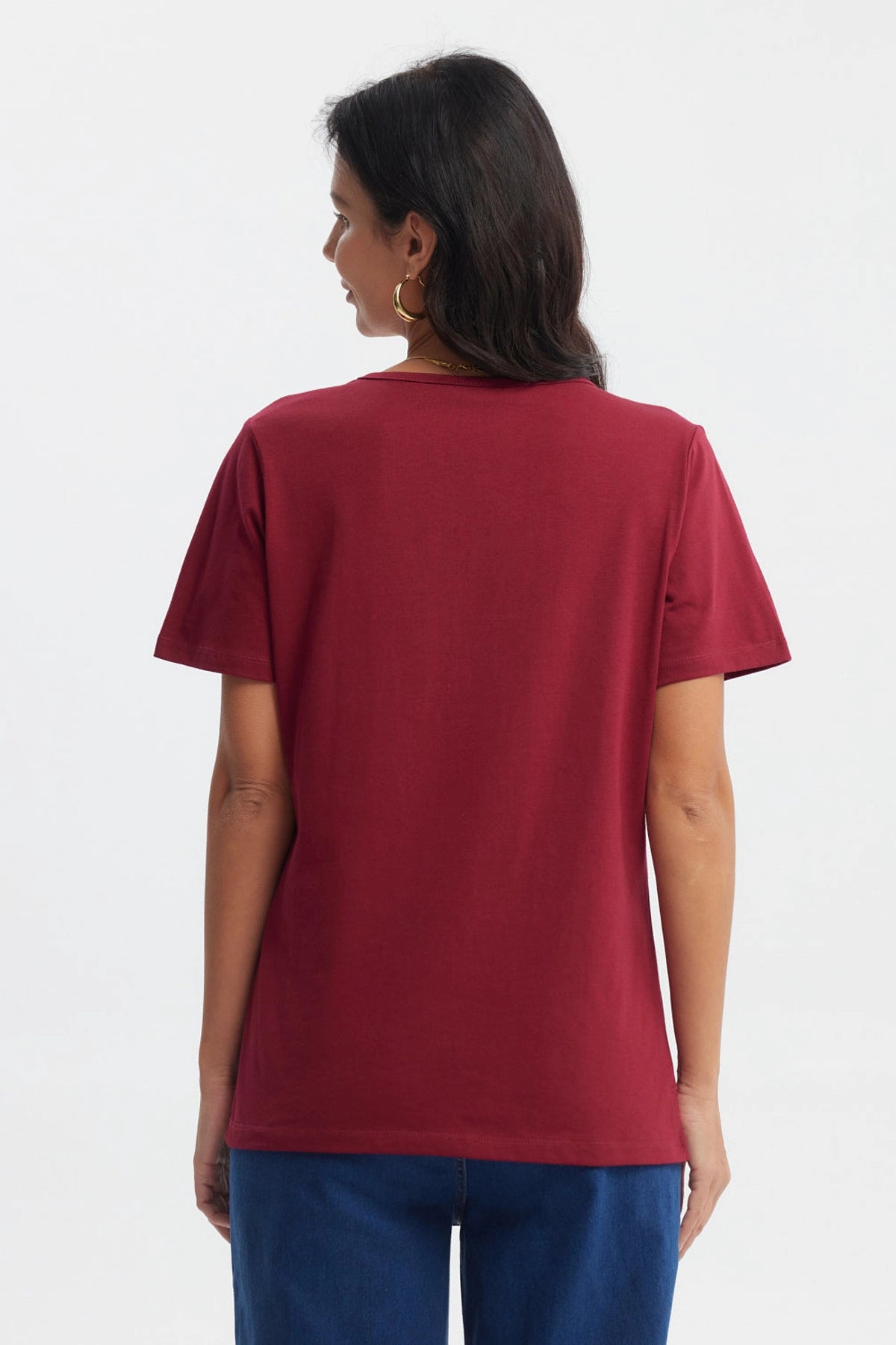 Polera mujer roja con diseño de flores en el pecho estilo minimalista en blanco y dorado