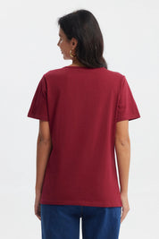 Polera mujer roja con diseño de flores en el pecho estilo minimalista en blanco y dorado
