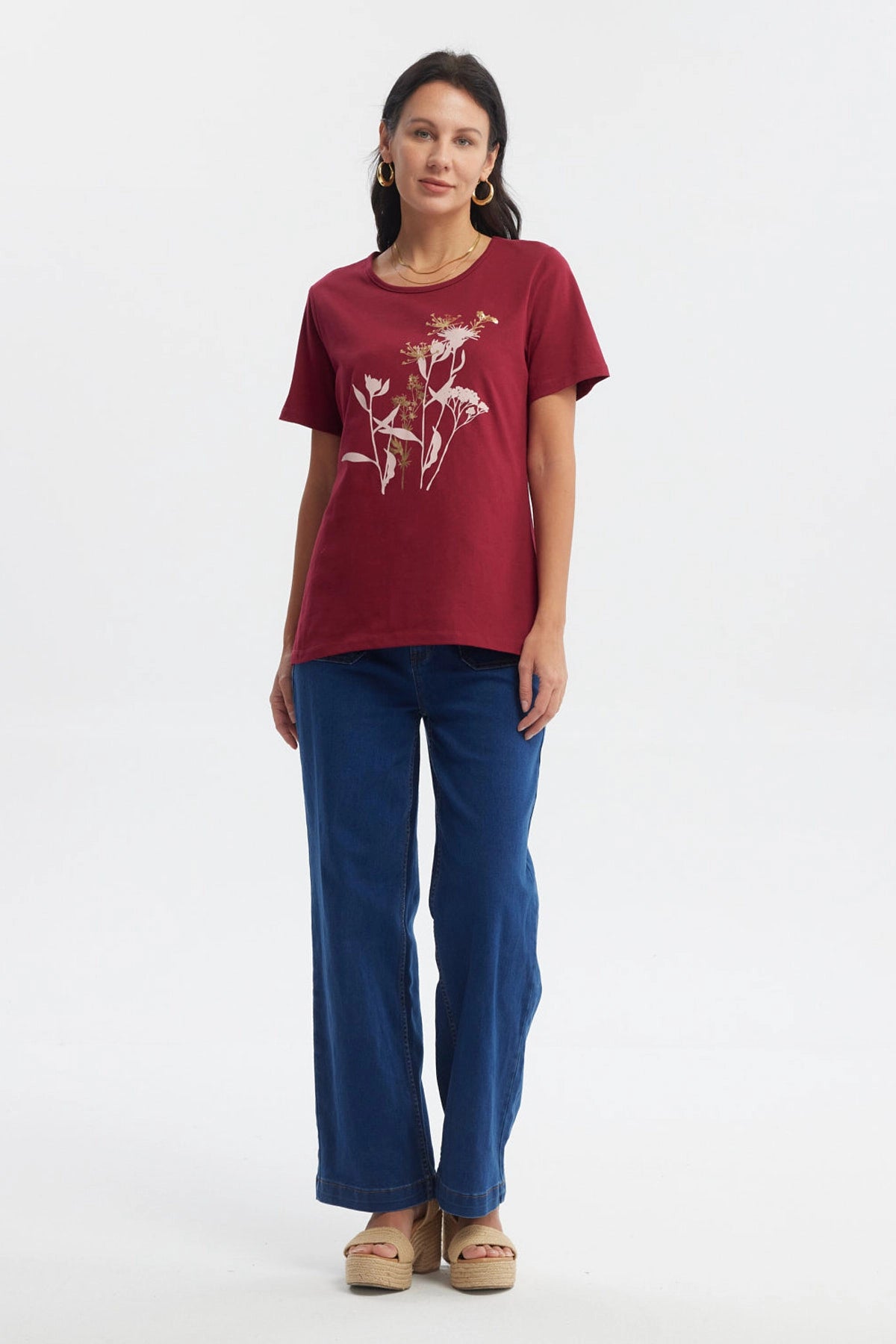Polera mujer roja con diseño de flores en el pecho estilo minimalista en blanco y dorado