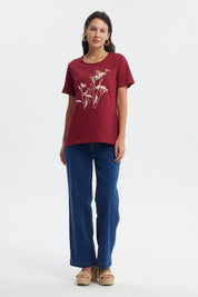 Polera mujer roja con diseño de flores en el pecho estilo minimalista en blanco y dorado