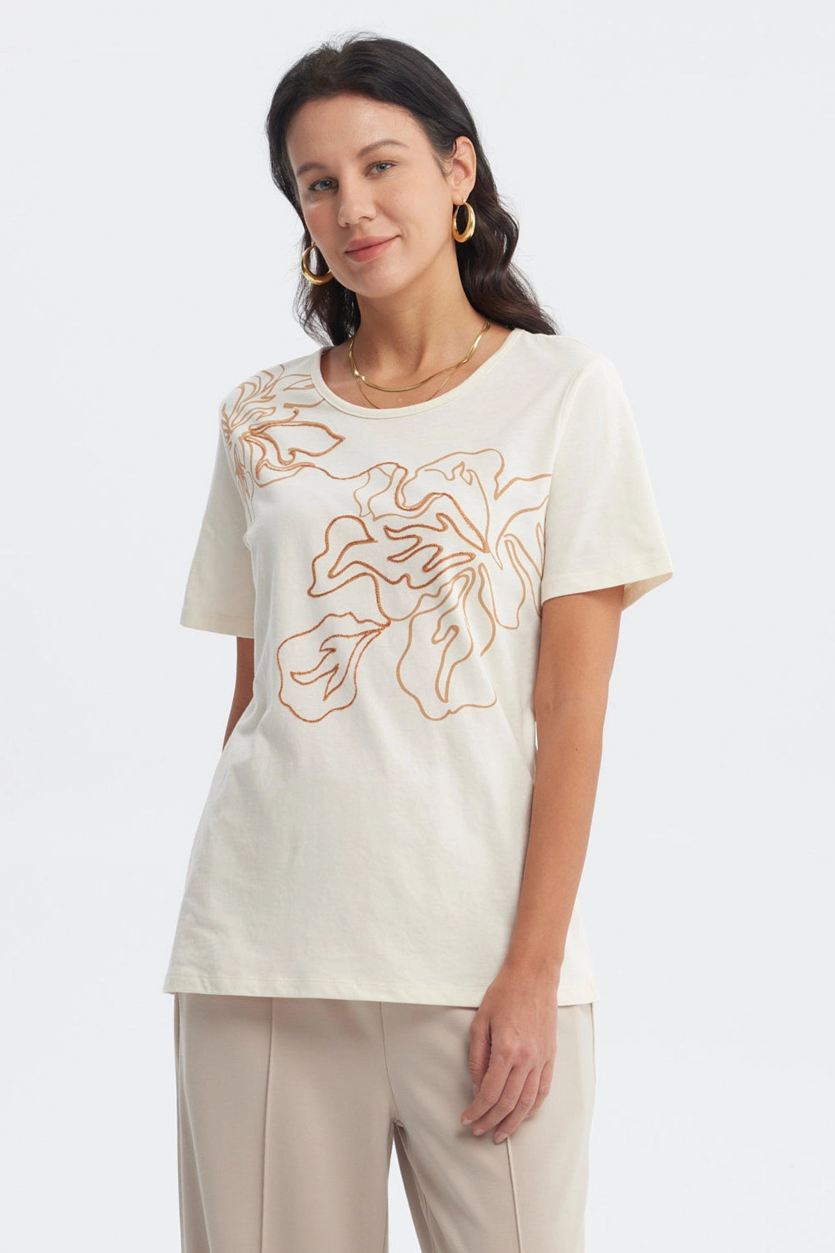 Polera mujer crema con estampado floral marrón en el pecho de estilo minimalista elegante sin estampa adicional