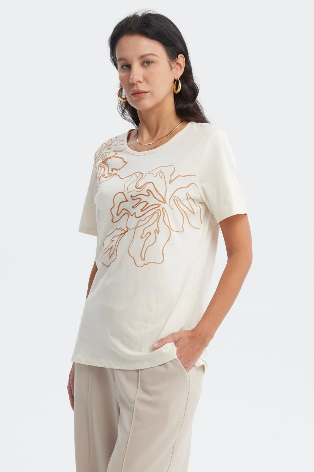 Polera mujer crema con estampado floral marrón en el pecho de estilo minimalista elegante sin estampa adicional