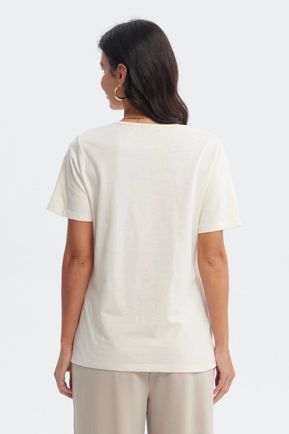 Polera mujer crema con estampado floral marrón en el pecho de estilo minimalista elegante sin estampa adicional