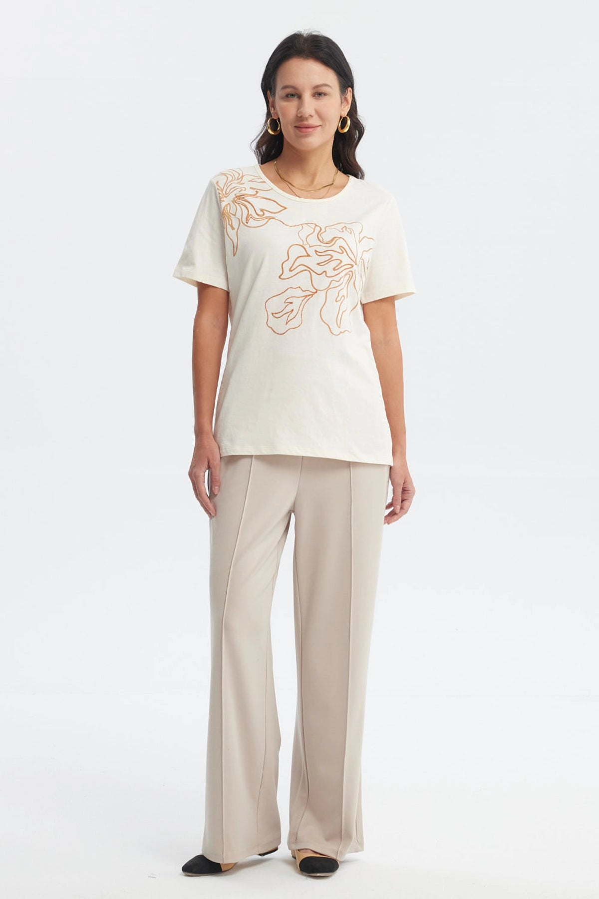 Polera mujer crema con estampado floral marrón en el pecho de estilo minimalista elegante sin estampa adicional
