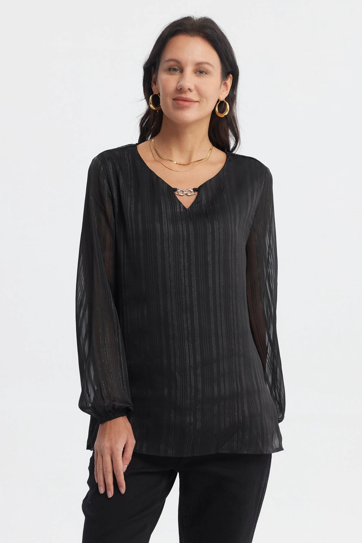 Blusa negra de mujer con detalle metálico en el cuello manga larga semitransparente y diseño de rayas verticales