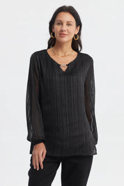 Blusa negra de mujer con detalle metálico en el cuello manga larga semitransparente y diseño de rayas verticales
