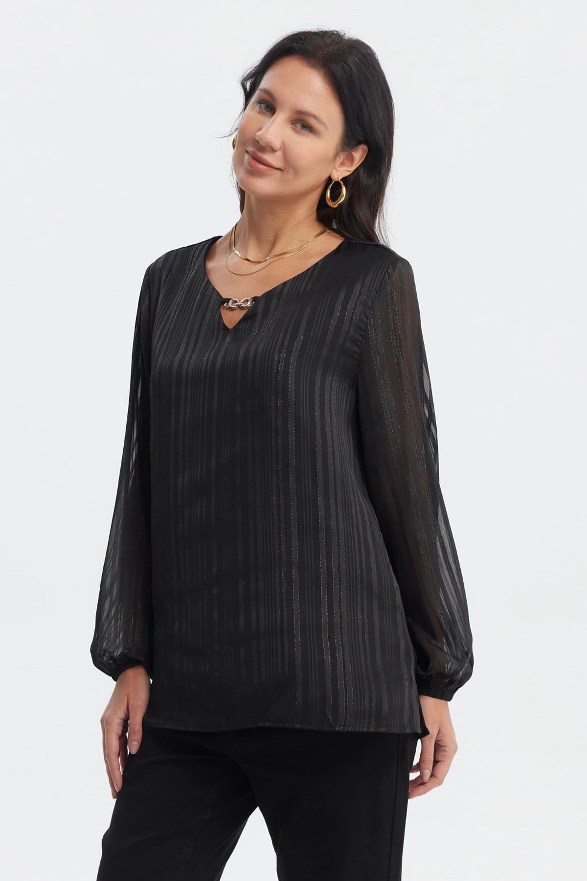 Blusa negra de mujer con detalle metálico en el cuello manga larga semitransparente y diseño de rayas verticales