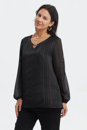 Blusa negra de mujer con detalle metálico en el cuello manga larga semitransparente y diseño de rayas verticales