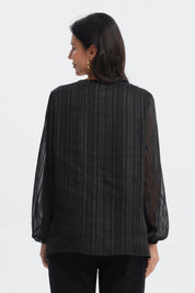 Blusa negra de mujer con detalle metálico en el cuello manga larga semitransparente y diseño de rayas verticales