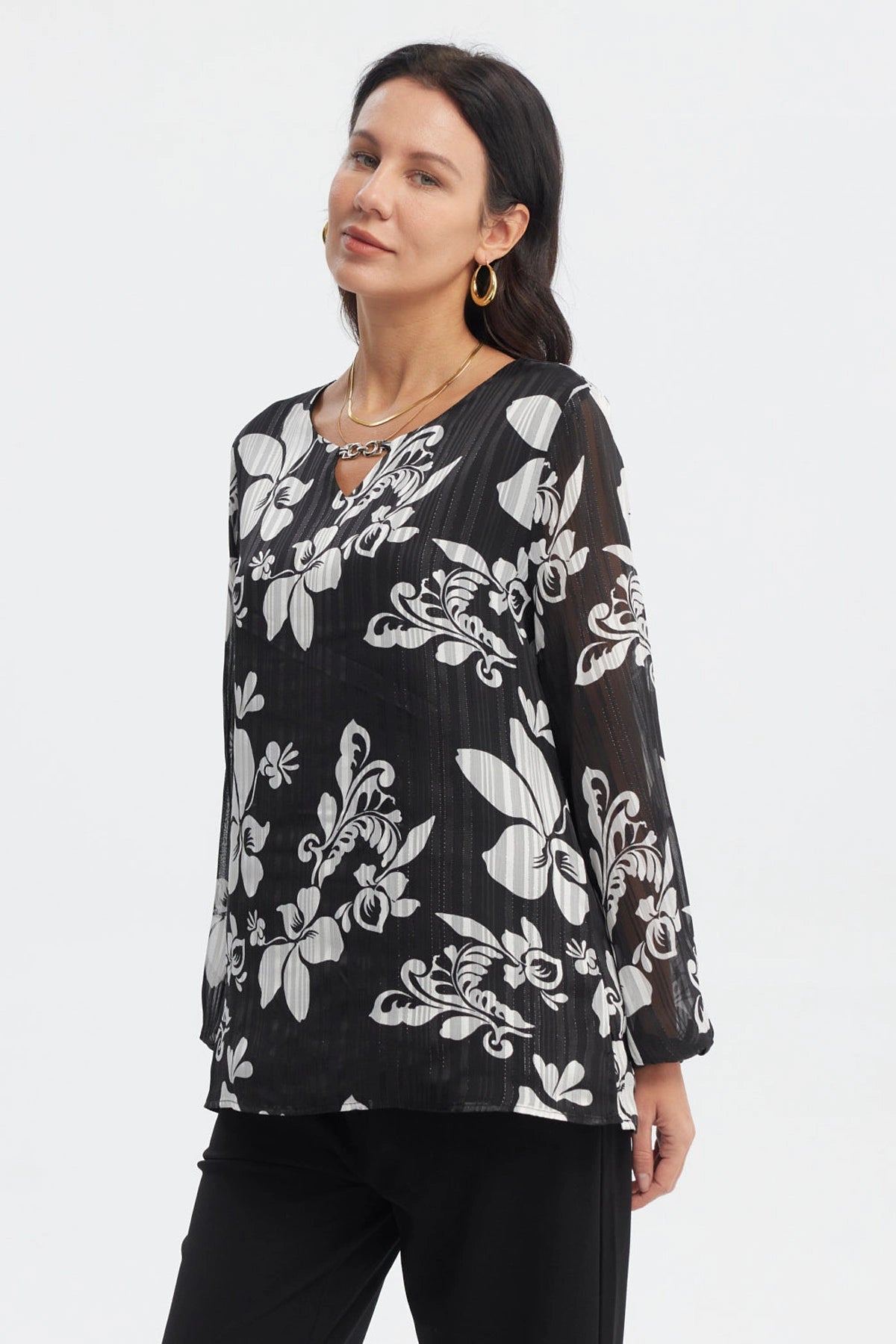 Blusa negra de mujer con estampado floral crudo de estilo abstracto en toda la prenda