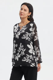 Blusa negra de mujer con estampado floral crudo de estilo abstracto en toda la prenda