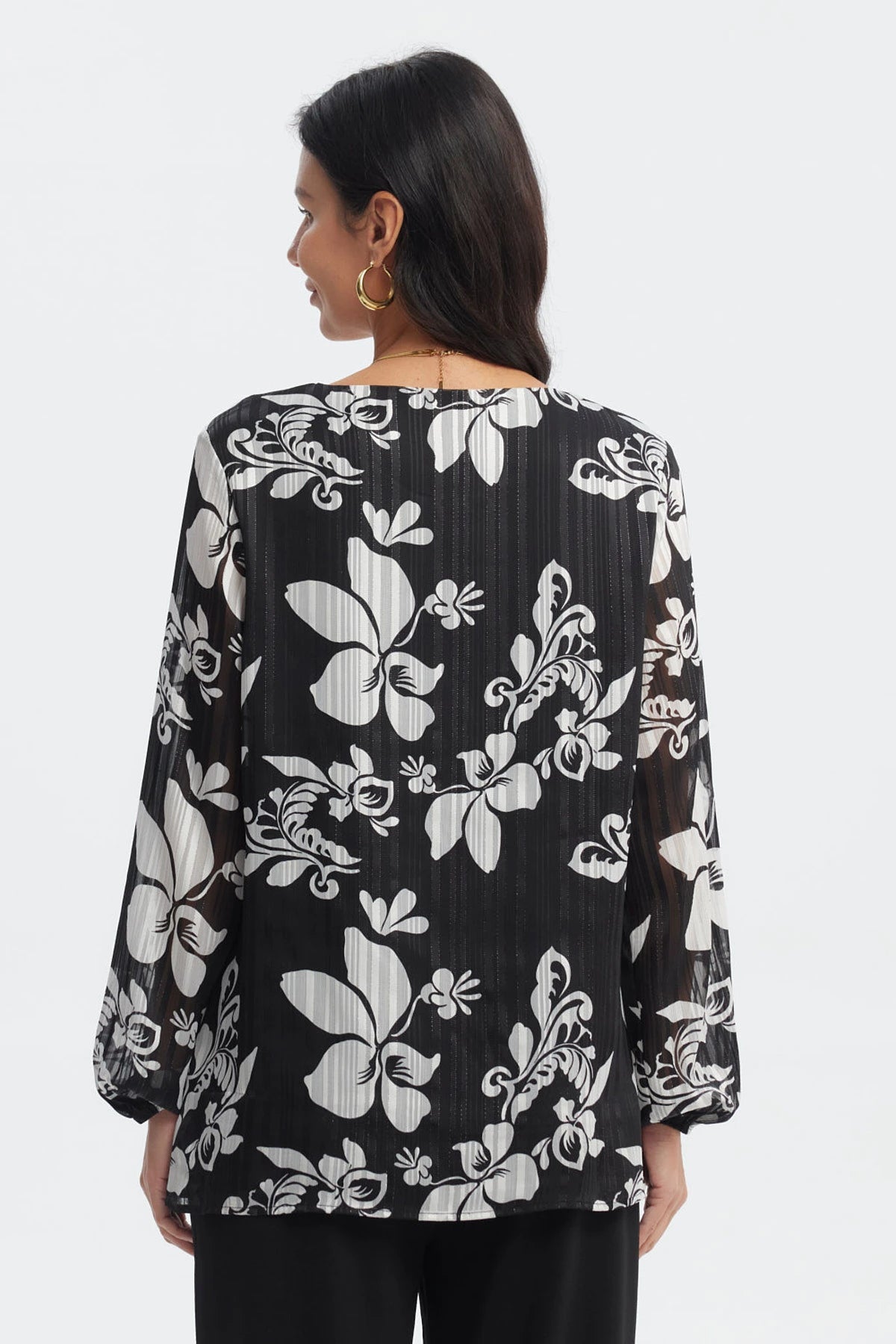 Blusa negra de mujer con estampado floral crudo de estilo abstracto en toda la prenda
