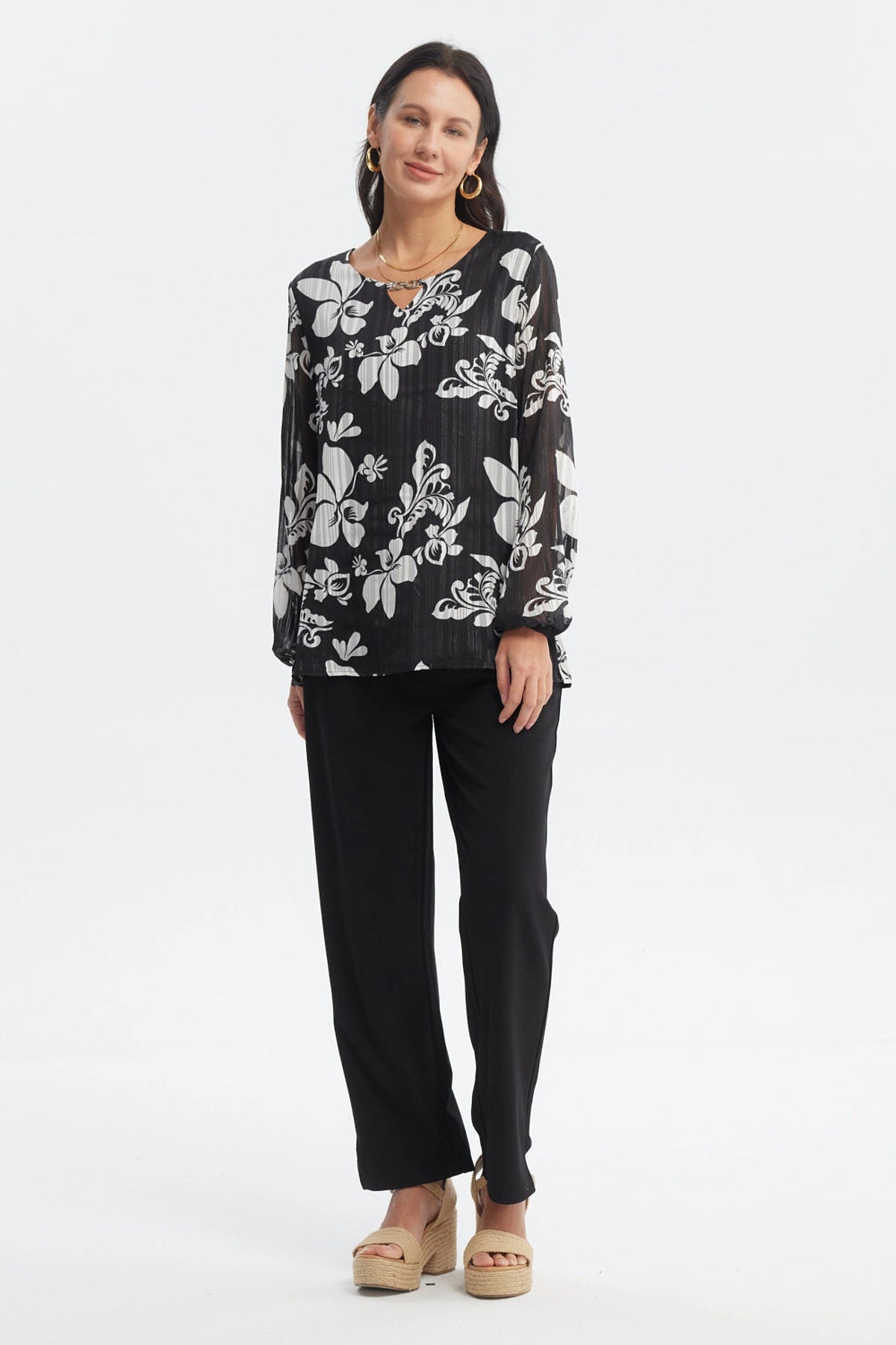 Blusa negra de mujer con estampado floral crudo de estilo abstracto en toda la prenda