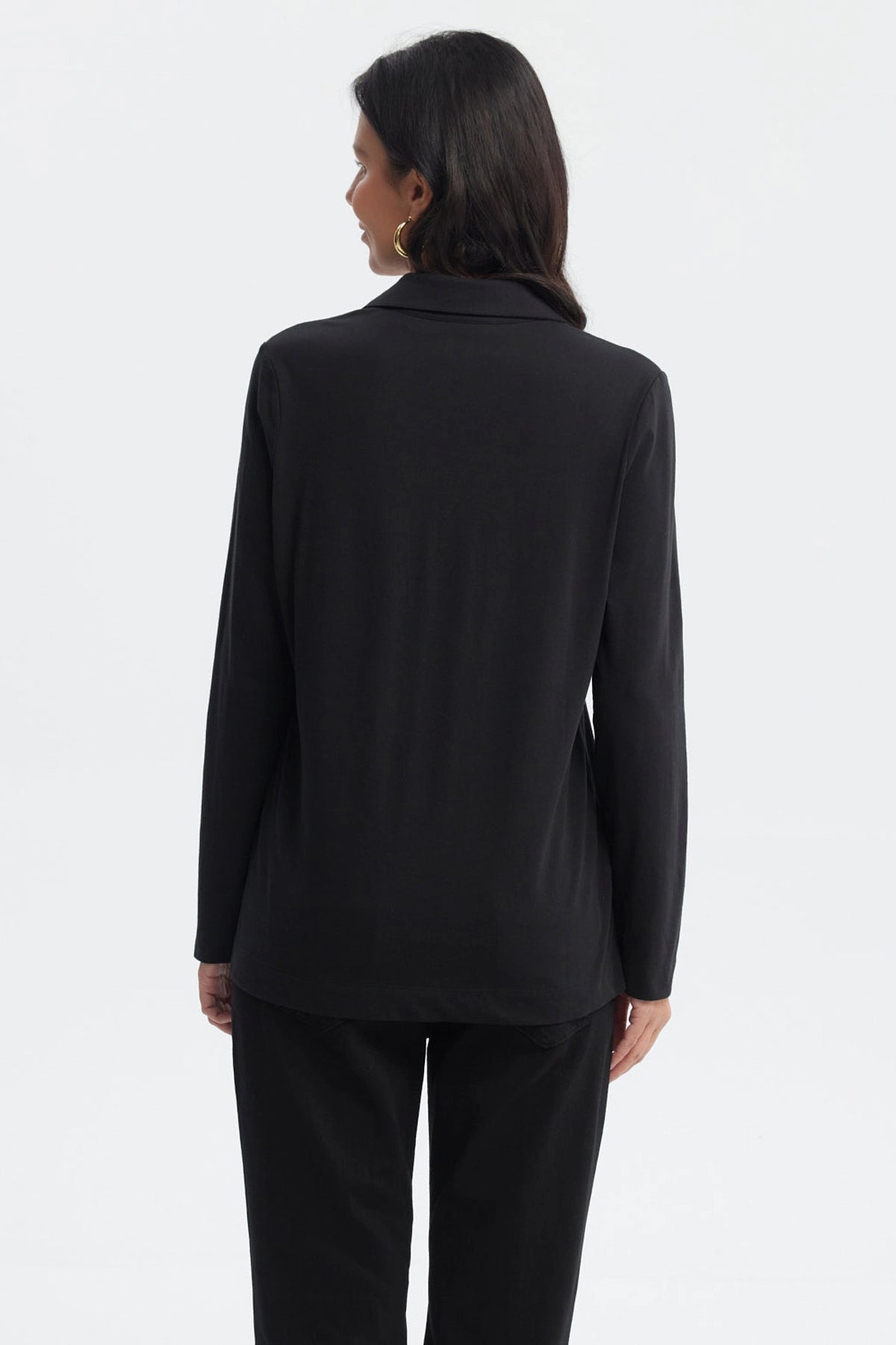 Polera mujer negra cuello camisero sin estampa diseño sencillo y elegante ideal para cualquier ocasión