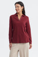 Polera mujer roja de cuello camisero con detalle de costura en el escote prenda lisa ideal para un look casual elegante