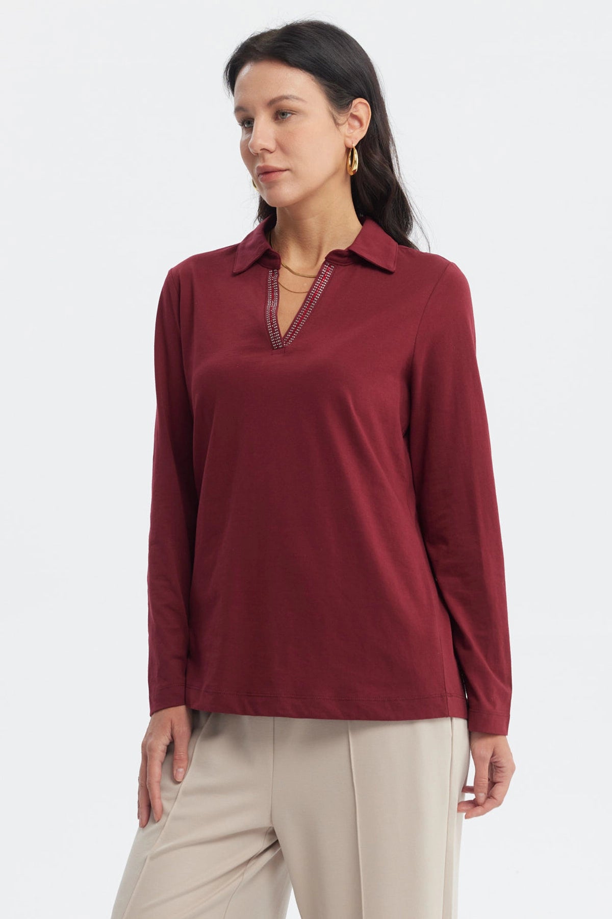 Polera mujer roja de cuello camisero con detalle de costura en el escote prenda lisa ideal para un look casual elegante