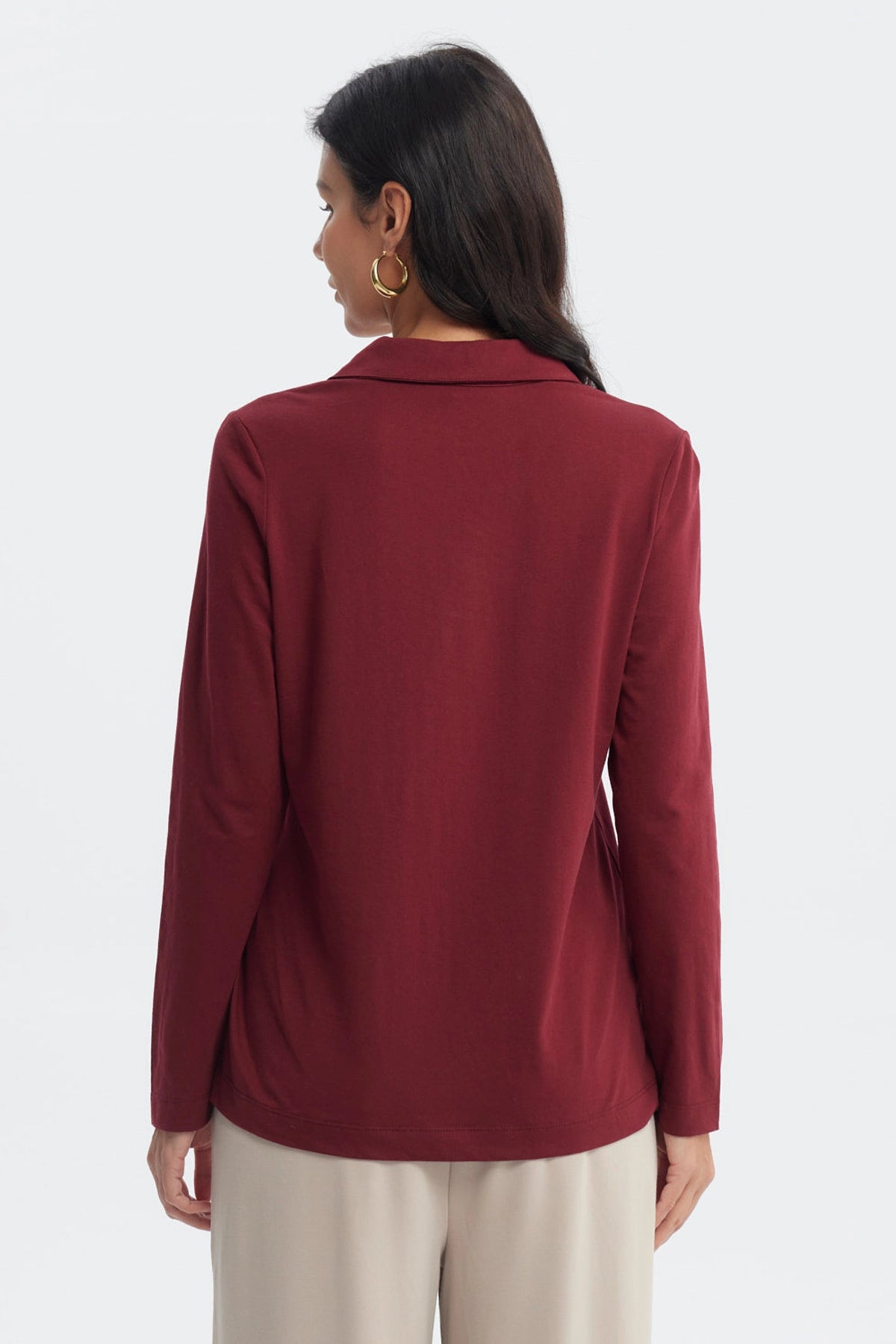 Polera mujer roja de cuello camisero con detalle de costura en el escote prenda lisa ideal para un look casual elegante