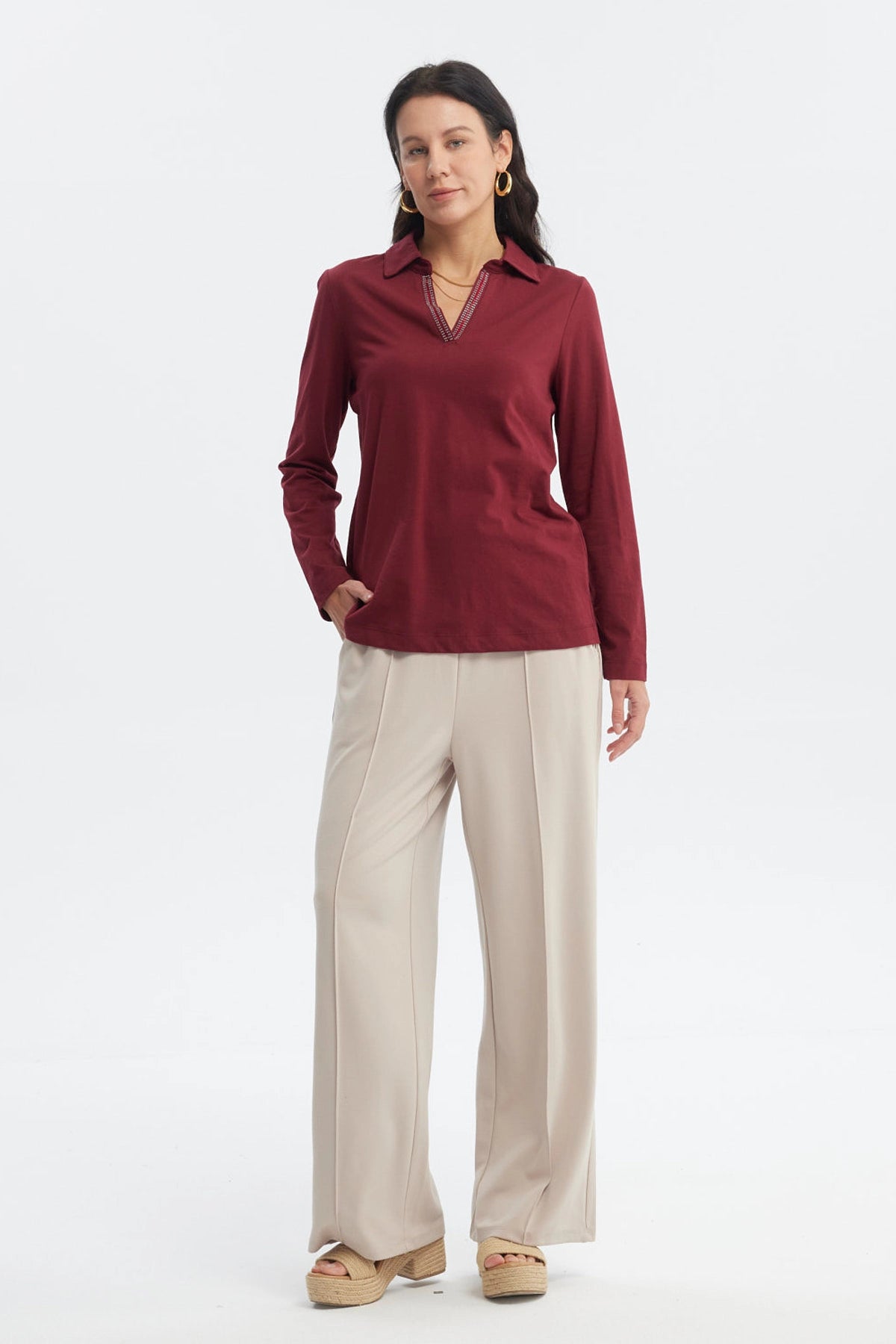 Polera mujer roja de cuello camisero con detalle de costura en el escote prenda lisa ideal para un look casual elegante