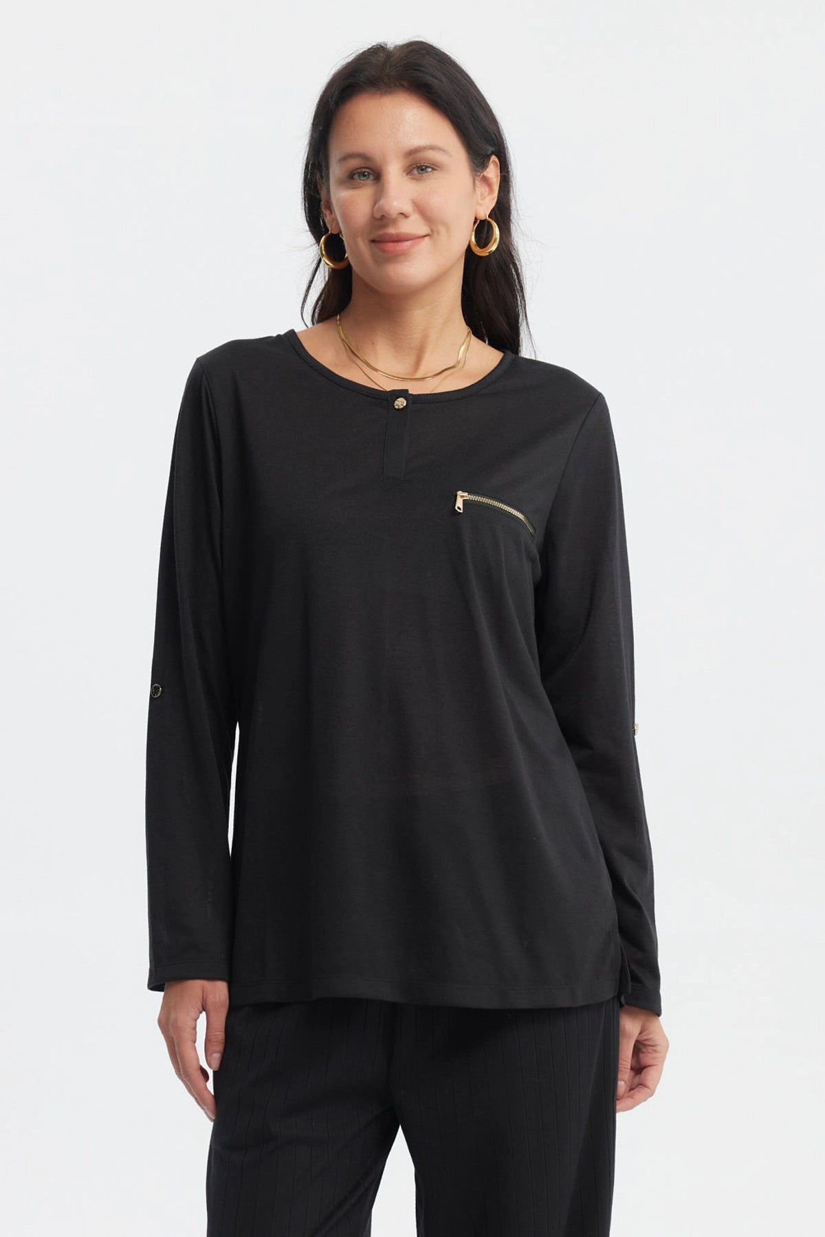 Polera negra de mujer con cierre dorado pequeño en el pecho diseño liso y manga larga