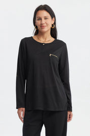 Polera negra de mujer con cierre dorado pequeño en el pecho diseño liso y manga larga