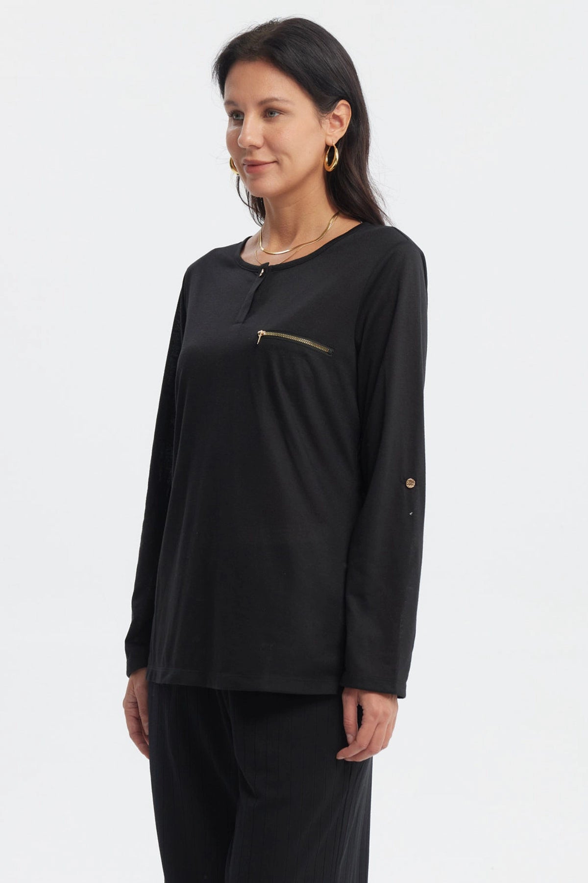Polera negra de mujer con cierre dorado pequeño en el pecho diseño liso y manga larga