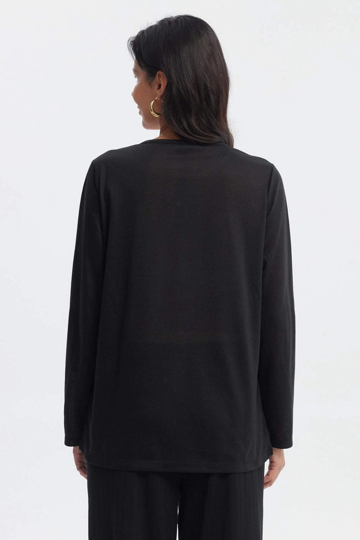 Polera negra de mujer con cierre dorado pequeño en el pecho diseño liso y manga larga