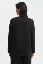 Polera negra de mujer con cierre dorado pequeño en el pecho diseño liso y manga larga