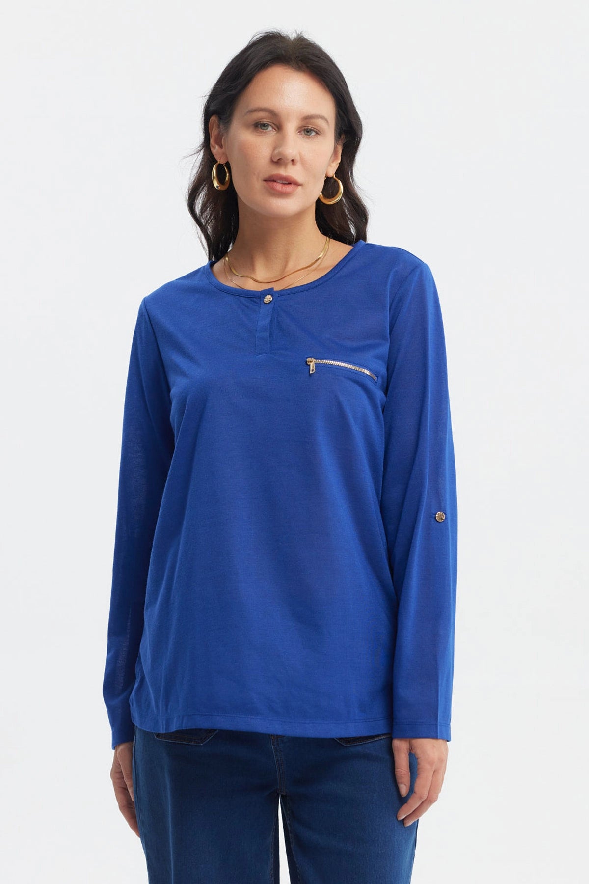 Polera azul de mujer con cierre decorativo en el pecho sin estampa diseño liso y manga larga