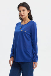 Polera azul de mujer con cierre decorativo en el pecho sin estampa diseño liso y manga larga