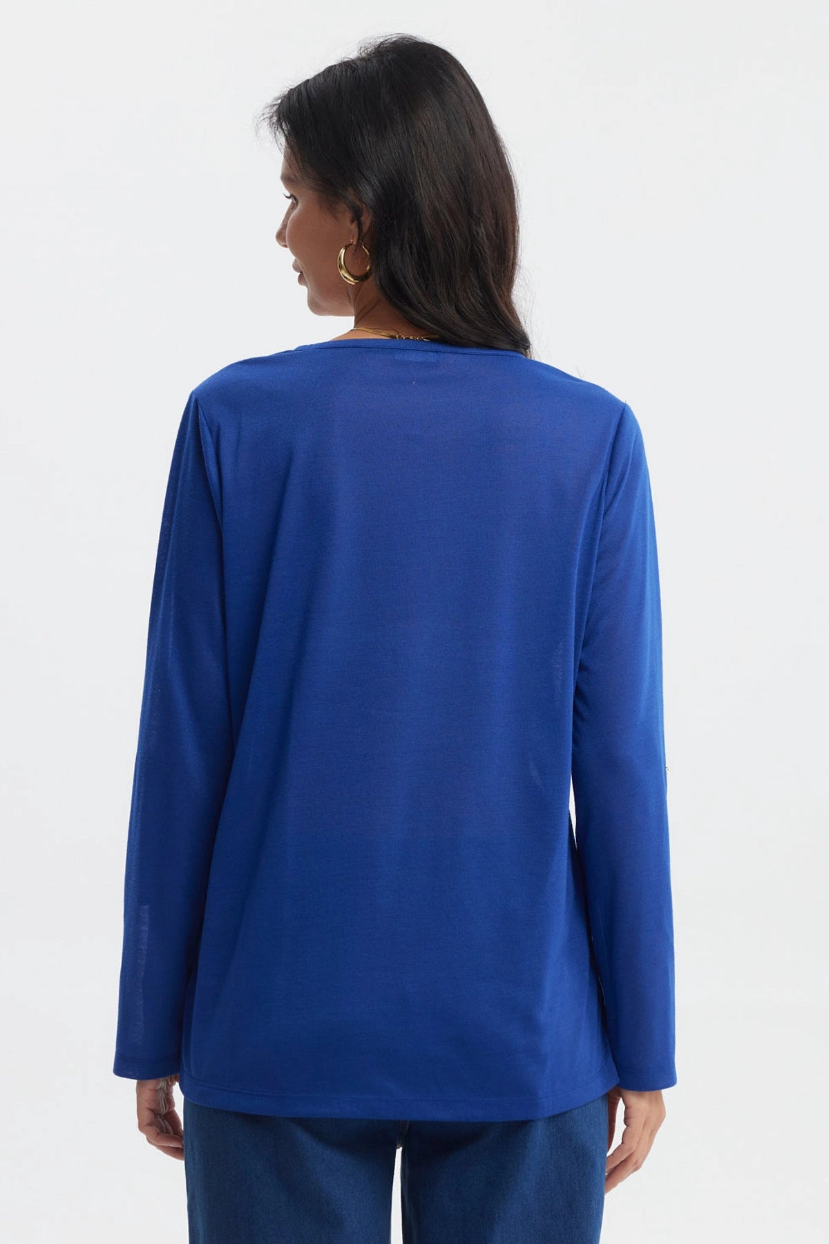 Polera azul de mujer con cierre decorativo en el pecho sin estampa diseño liso y manga larga