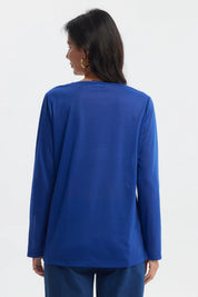 Polera azul de mujer con cierre decorativo en el pecho sin estampa diseño liso y manga larga
