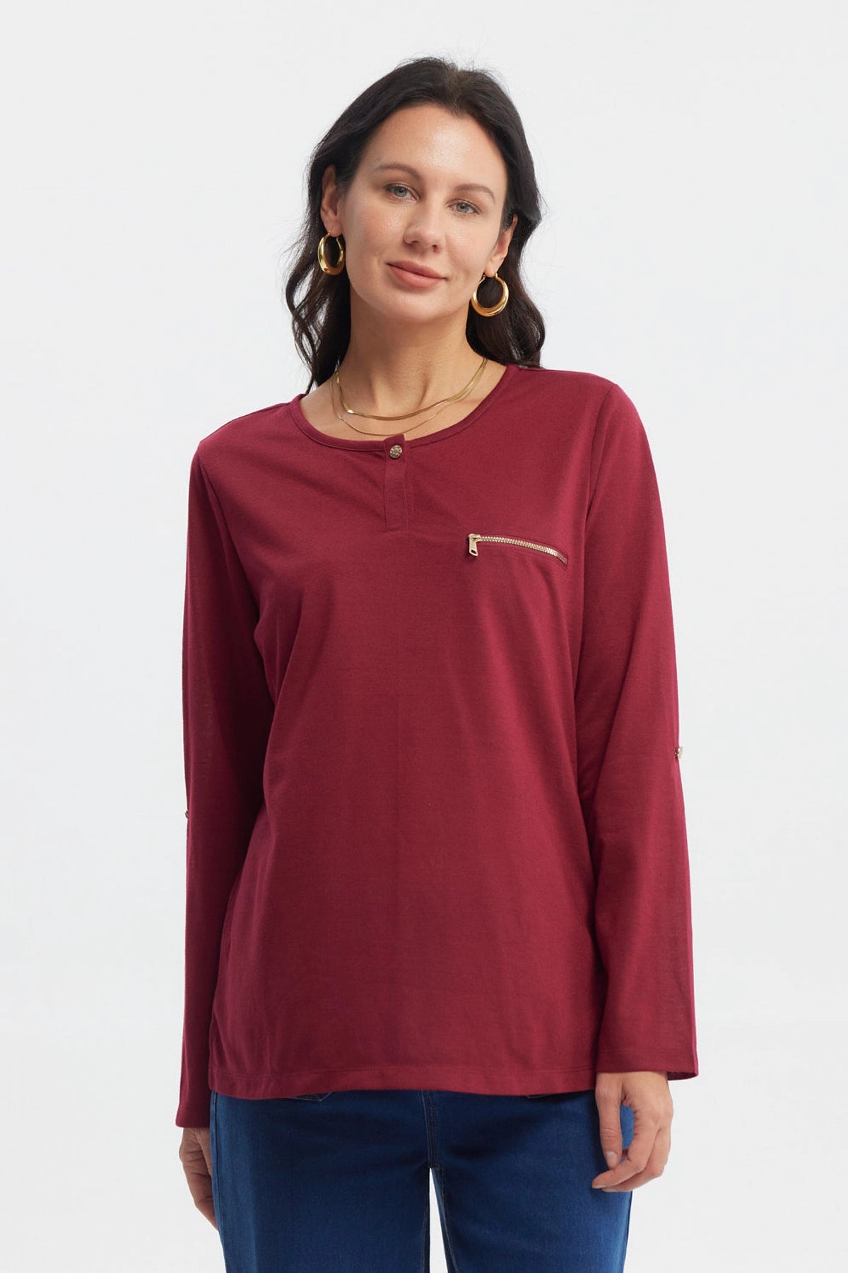 Polera roja de manga larga con cierre decorativo en el pecho prenda lisa ideal para días frescos