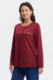 Polera roja de manga larga con cierre decorativo en el pecho prenda lisa ideal para días frescos
