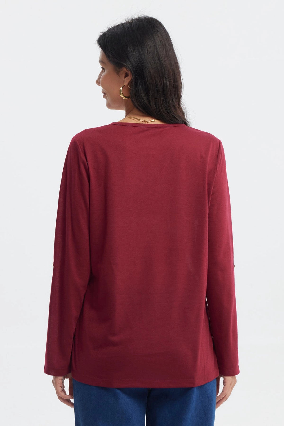 Polera roja de manga larga con cierre decorativo en el pecho prenda lisa ideal para días frescos