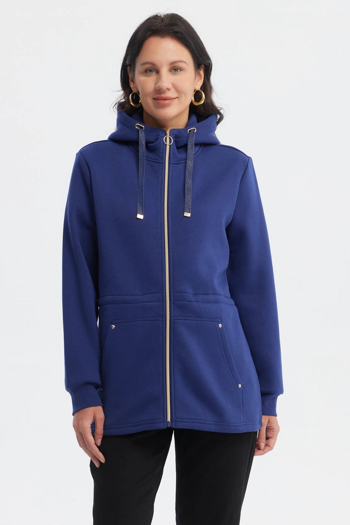 Polerón azul oscuro de mujer con capucha y cierre dorado estilo casual liso