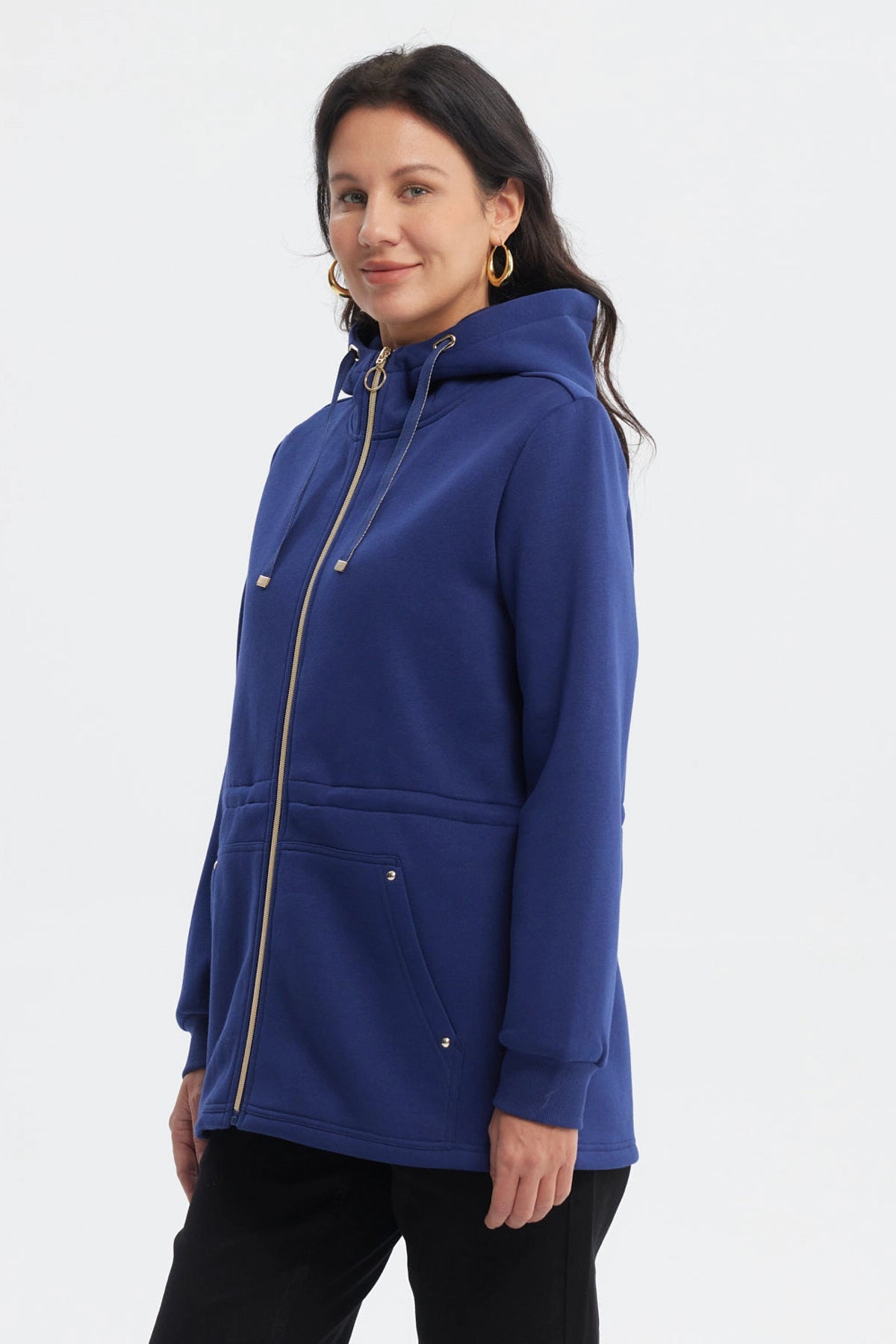 Polerón azul oscuro de mujer con capucha y cierre dorado estilo casual liso