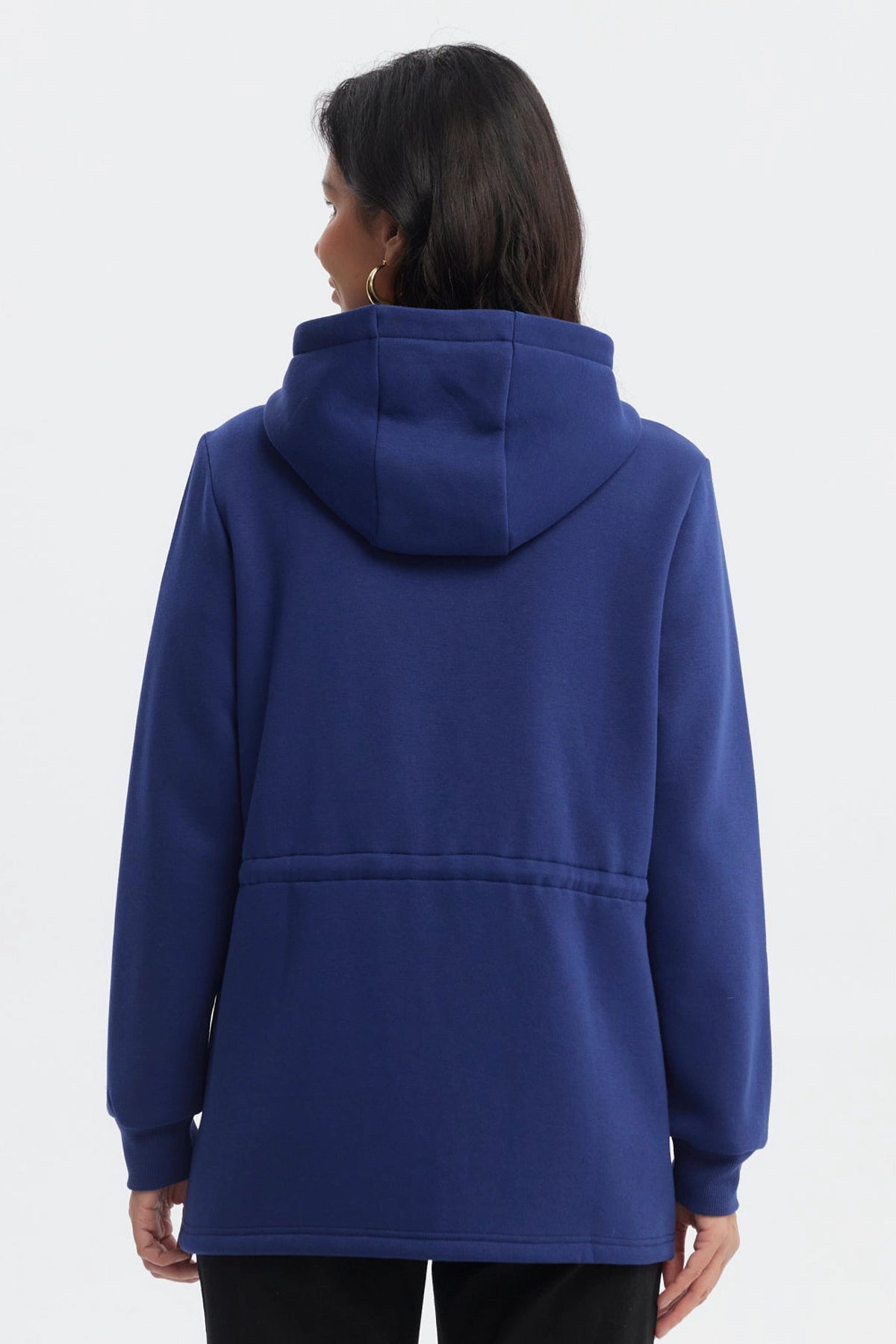 Polerón azul oscuro de mujer con capucha y cierre dorado estilo casual liso