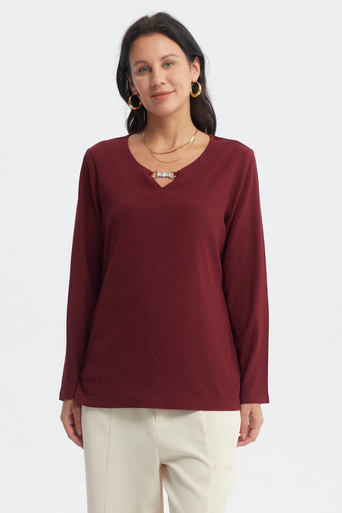 Polera de mujer color rojo con detalle metálico en el cuello sin estampa visible diseño liso elegante y moderno