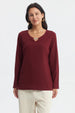 Polera de mujer color rojo con detalle metálico en el cuello sin estampa visible diseño liso elegante y moderno