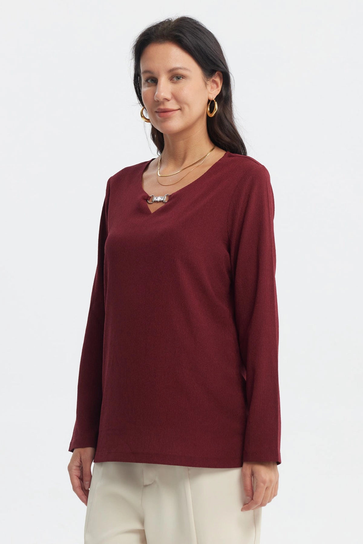 Polera de mujer color rojo con detalle metálico en el cuello sin estampa visible diseño liso elegante y moderno