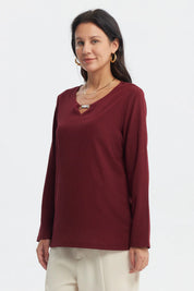 Polera de mujer color rojo con detalle metálico en el cuello sin estampa visible diseño liso elegante y moderno