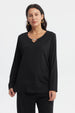 Polera negra de mujer con detalle metálico en el cuello escote en V manga larga y diseño liso elegante