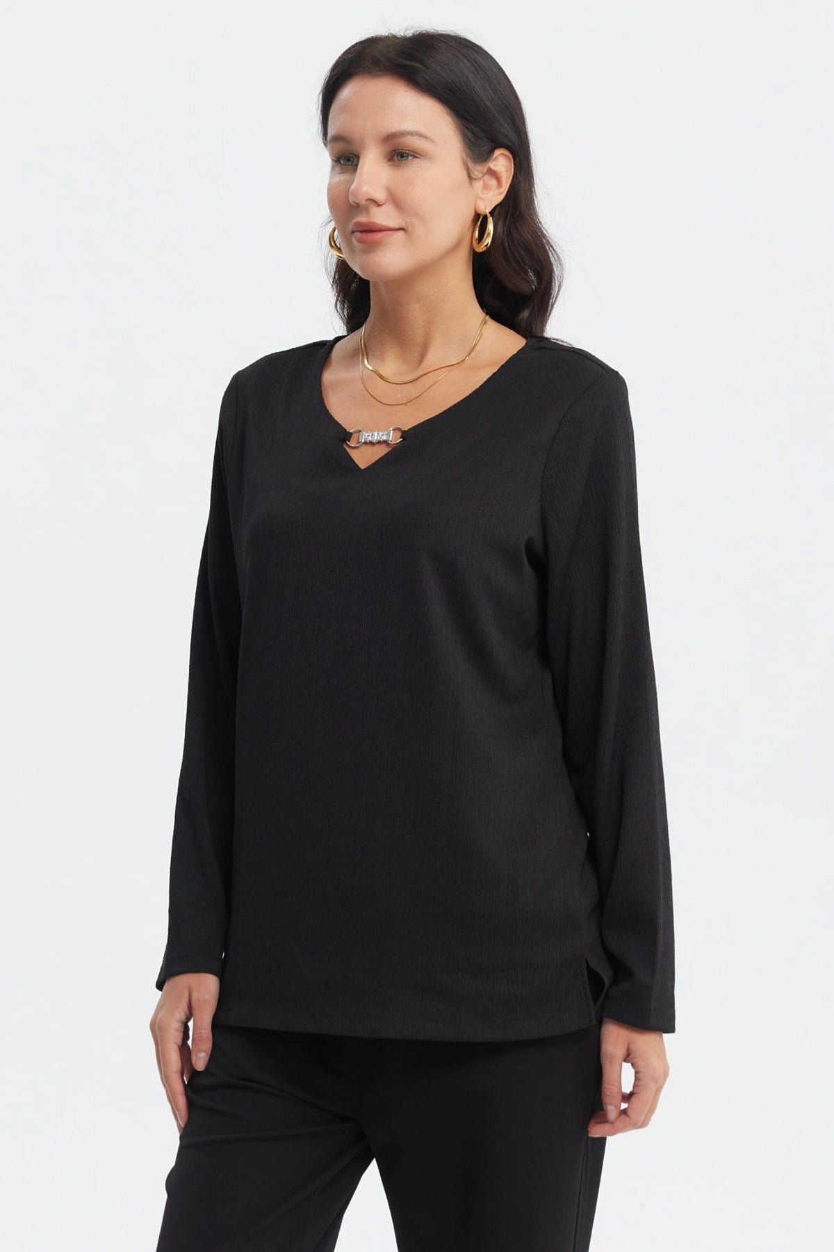 Polera negra de mujer con detalle metálico en el cuello escote en V manga larga y diseño liso elegante